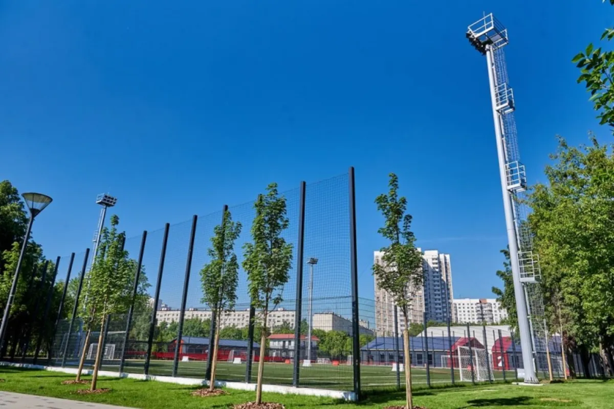 Поле с освещением